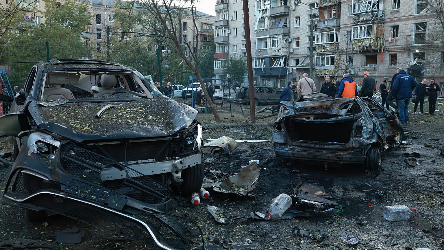 Auto danneggiate da un attacco russo su un quartiere residenziale a Zaporizhzhia, nel sud dell'Ucraina (9 ottobre 2026)