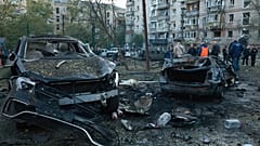 Auto danneggiate da un attacco russo su un quartiere residenziale a Zaporizhzhia, nel sud dell'Ucraina (9 ottobre 2026)