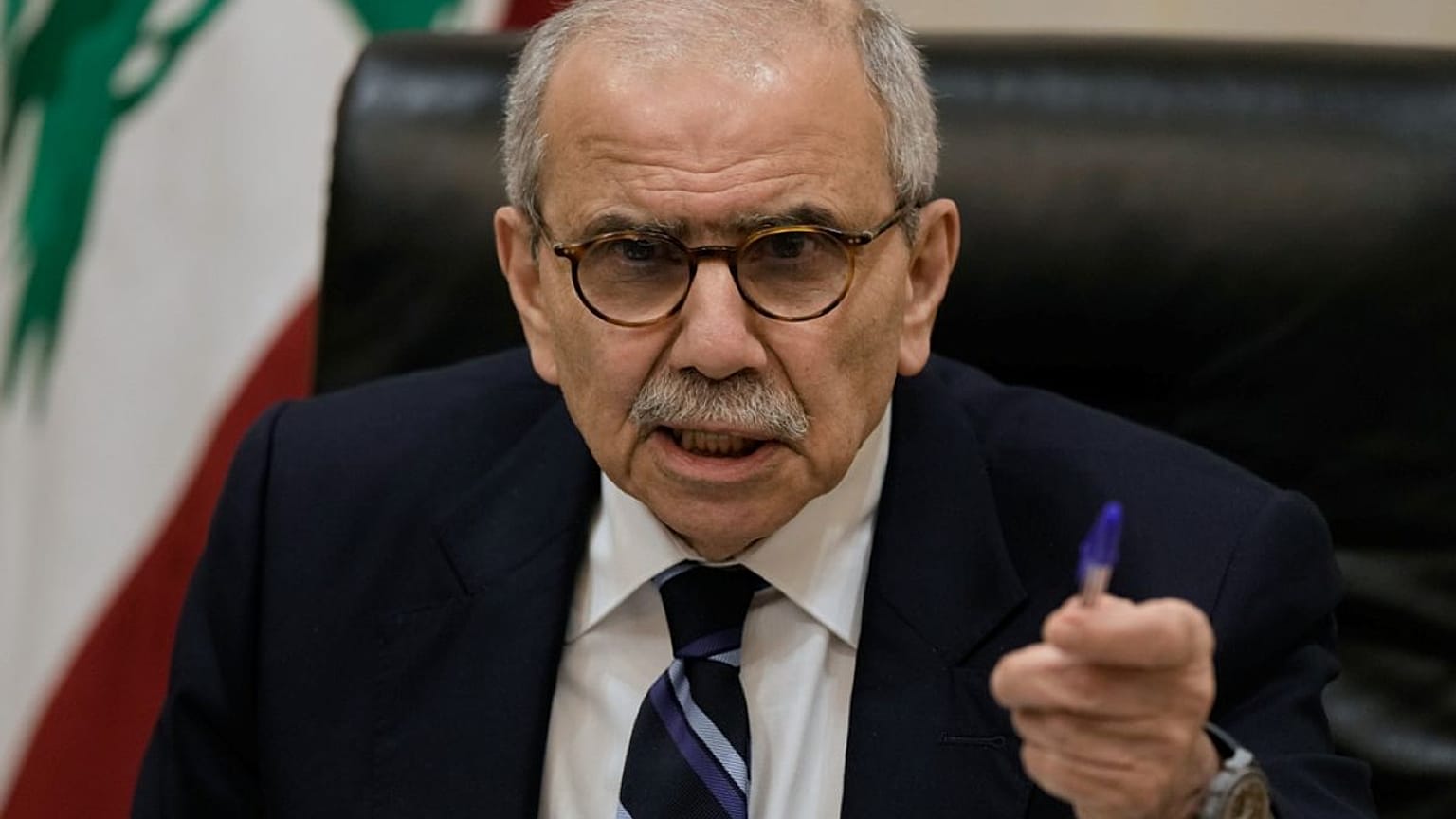 رئيس الوزراء اللبناني نواف سلام يتحدث إلى صحفيين يعملون لصالح وسائل إعلام ووكالات أنباء أجنبية في السراي الحكومي ببيروت، يوم الأربعاء 3 ديسمبر/كانون الأول 2025.