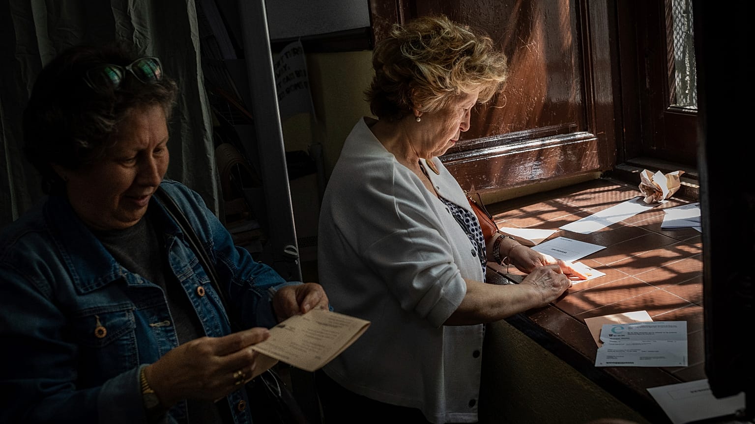 Una mujer se prepara para votar en las elecciones generales de 2019, en un colegio electoral de Madrid, durante el 28 de abril de 2019