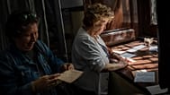 Una mujer se prepara para votar en las elecciones generales de 2019, en un colegio electoral de Madrid, durante el 28 de abril de 2019