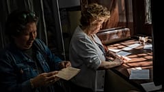 Una mujer se prepara para votar en las elecciones generales de 2019, en un colegio electoral de Madrid, durante el 28 de abril de 2019