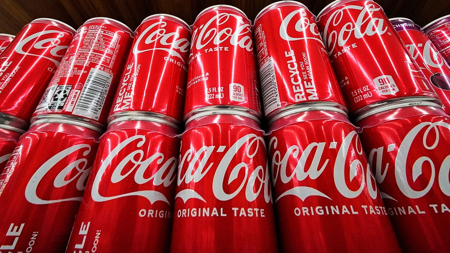 Coca-Cola-Dosen stehen am 24. April 2022 in einem Lebensmittelgeschäft in Uniontown im US-Bundesstaat Pennsylvania zum Verkauf.