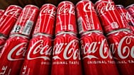 Coca-Cola-Dosen stehen am 24. April 2022 in einem Lebensmittelgeschäft in Uniontown im US-Bundesstaat Pennsylvania zum Verkauf.