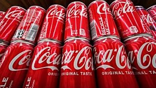 Coca-Cola-Dosen stehen am 24. April 2022 in einem Lebensmittelgeschäft in Uniontown im US-Bundesstaat Pennsylvania zum Verkauf.