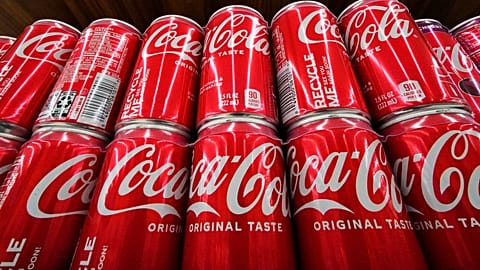 Банки Coca-Cola стоят на полках магазина в Юнионтауне, штат Пенсильвания, США, 24 апреля 2022 года.