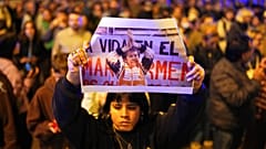 Varias personas se concentran en España, para rendir homenaje a María del Carmen Abascal, de 87 años, cuyo desahucio de su vivienda desencadenó protestas en todo el país.