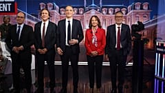 Les candidats à la primaire de gauche, de gauche à droite : E. Morel, J. Guedj, R. Glucksmann, S. Royal et O. Faure — avant un débat sur BFM TV, à Paris, le 4 octobre 2026.