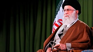 صورة أرشيفية للمرشد الإيراني الراحل علي خامنئي يلقي خطاباً متلفزاً موجهاً للأمة في طهران، إيران، يوم الخميس 9 أبريل 2020.