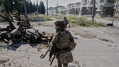 Un soldado ucraniano camina por una calle en Druzhkivka, en esta línea del frente situada en la región de Donetsk, el 12 de septiembre de 2026.