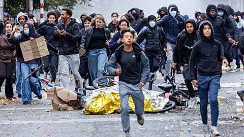 Bei einer landesweiten Demonstration in Brüssel rennen Demonstranten gegen Kürzungen im Staatshaushalt und geplante Reformen an.