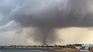 Ανεμοστρόβιλος που διακρίνεται στο βάθος κατά μήκος της ακτογραμμής