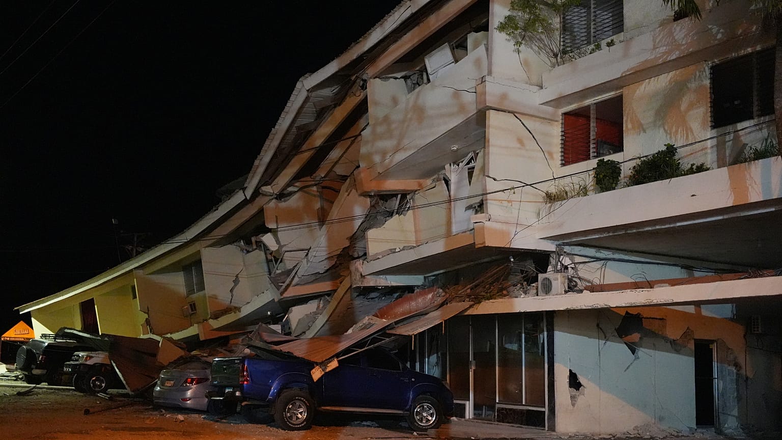 Fahrzeuge liegen unter den Trümmern eines eingestürzten Hotels, nachdem ein Erdbeben am Freitag, dem 9. Oktober 2026, die Stadt Penonomé in Panama erschüttert hat.