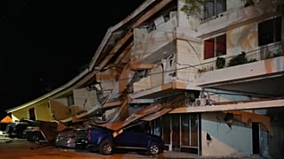 Fahrzeuge liegen unter den Trümmern eines eingestürzten Hotels, nachdem ein Erdbeben am Freitag, dem 9. Oktober 2026, die Stadt Penonomé in Panama erschüttert hat.