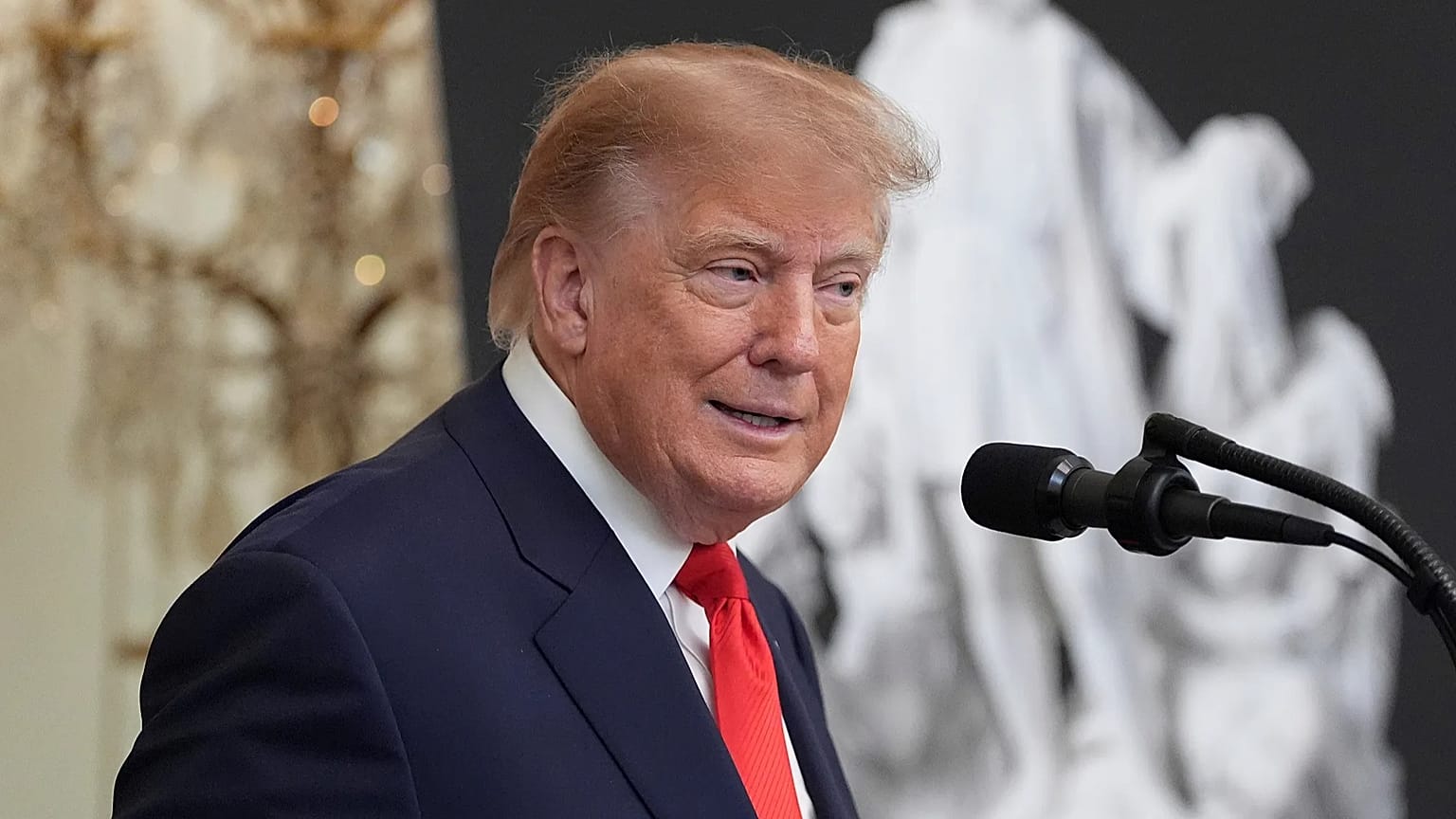 El presidente Donald Trump pronuncia un discurso durante una celebración del Día de Colón en el Salón Este de la Casa Blanca, el viernes 9 de octubre de 2026, en Washington.