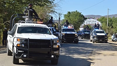 Miembros de la Guardia Nacional de México montan guardia en la entrada principal de Jesús María, México, el sábado 7 de enero de 2023