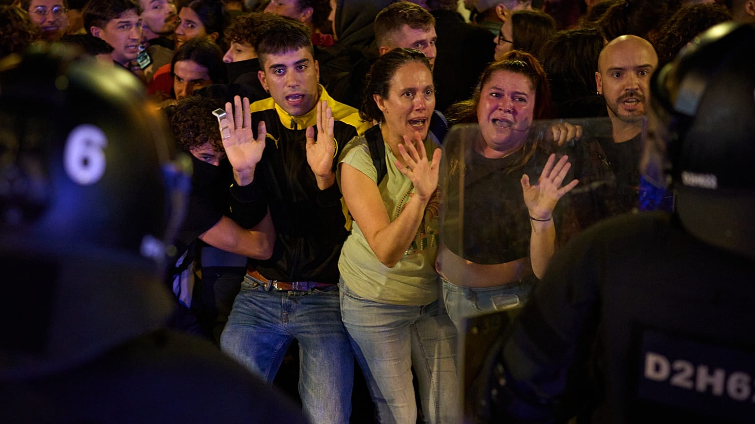 ARCHIVO. La policía antidisturbios dispersa a los manifestantes tras una concentración por la crisis de la vivienda en España, el lunes 5 de octubre de 2026.