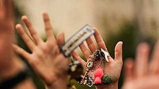 ARCHIVO. Personas levantan llaves como gesto de protesta durante una manifestación que exige leyes más estrictas para proteger a los inquilinos en Madrid, España, 3 oct. 2026