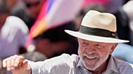 Luiz Inácio Lula da Silva, que se recandidata à reeleição, cumprimenta apoiantes durante campanha eleitoral em Brasília