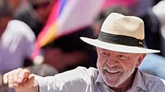 Luiz Inácio Lula da Silva, que se recandidata à reeleição, cumprimenta apoiantes durante campanha eleitoral em Brasília