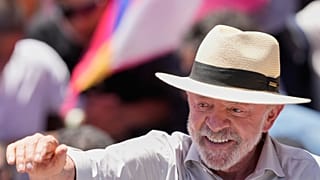 Luiz Inácio Lula da Silva, que se recandidata à reeleição, cumprimenta apoiantes durante campanha eleitoral em Brasília
