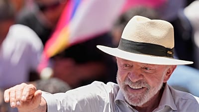 Luiz Inácio Lula da Silva, que se recandidata à reeleição, cumprimenta apoiantes durante campanha eleitoral em Brasília