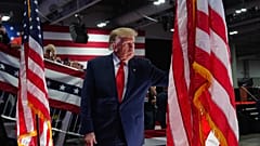 Presidente Donald Trump abandona um comício de campanha no Oncenter, sexta-feira, 9 de outubro de 2026, em Syracuse, Nova Iorque.