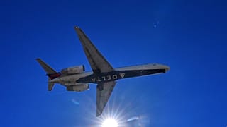 Eine Delta-Maschine landet am Montag, dem 5. Oktober 2026, auf dem Dallas Love Field Airport in Dallas.