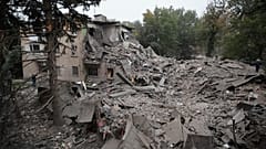 Un edificio residenziale appare distrutto dopo un attacco aereo russo a Zaporizhzhia, in Ucraina, sabato 10 ottobre 2026.