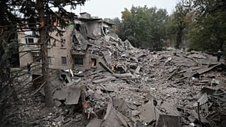 Un edificio residencial aparece destruido tras un ataque aéreo ruso en Zaporiyia, Ucrania, el sábado 10 de octubre de 2026.