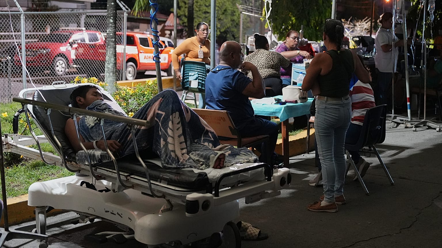 Nach dem Erdbeben in Penonome liegen evakuierte Patienten vor dem Krankenhaus.