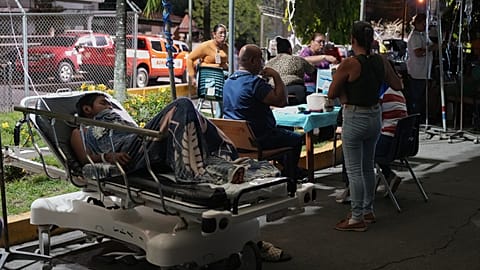 Nach dem Erdbeben in Penonome liegen evakuierte Patienten vor dem Krankenhaus.