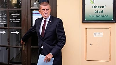 Le Premier ministre tchèque Andrej Babis arrive pour voter lors des élections sénatoriales et municipales à Pruhonice, en République tchèque, le 9 octobre 2026.