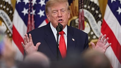 الرئيس دونالد ترامب يتحدث خلال الاحتفال بيوم كولومبوس في الغرفة الشرقية بالبيت الأبيض، الجمعة 9 أكتوبر 2026، في واشنطن. (AP Photo/توم برينر)