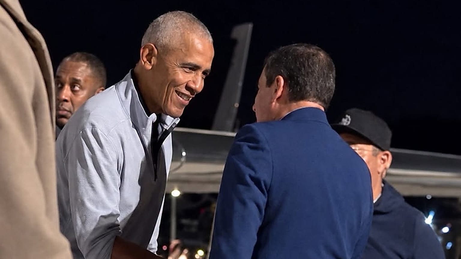 Barack Obama chega ao aeródromo de Tires onde é recebido pelo presidente da Câmara, Nuno Piteira Lopes.
