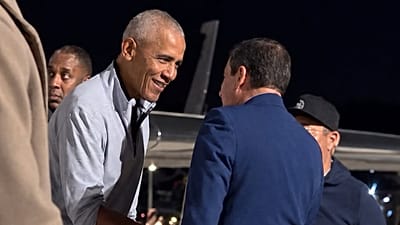 Barack Obama chega ao aeródromo de Tires onde é recebido pelo presidente da Câmara, Nuno Piteira Lopes.