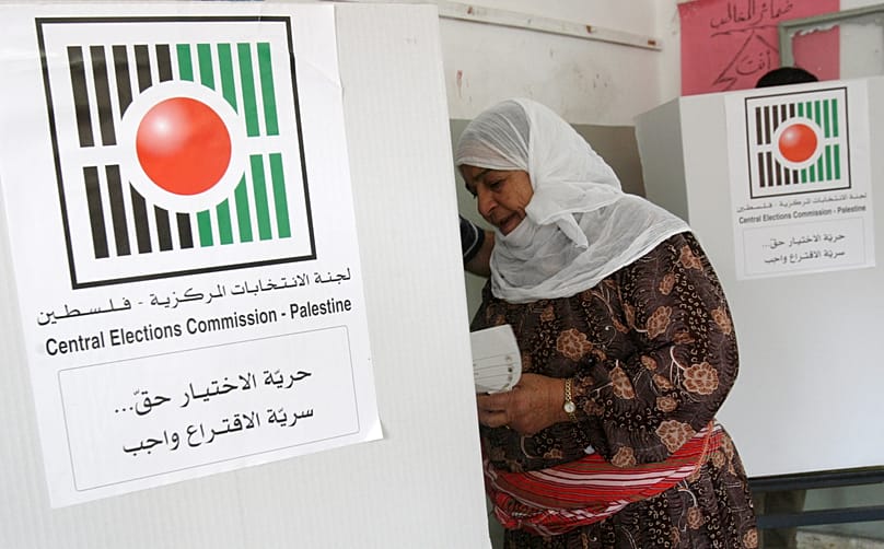 امرأة فلسطينية تستعد للإدلاء بصوتها في الانتخابات البلدية بمدينة نابلس في الضفة الغربية، 20 أكتوبر 2012.