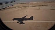 طائرة تصل إلى مطار الملك خالد الدولي في الرياض