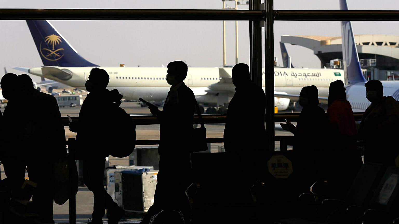 ΑΡΧΕΙΟ - Επιβάτες σχηματίζουν ουρά για το check-in της πτήσης τους στο αεροδρόμιο Βασιλιά Χαλίντ στο Ριάντ, Σαουδική Αραβία, Δευτέρα 11 Ιανουαρίου 2021.