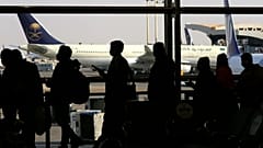 ARCHIVO - Pasajeros hacen cola para facturar su vuelo en el aeropuerto Rey Khalid de Riad, Arabia Saudí, el lunes 11 de enero de 2021.