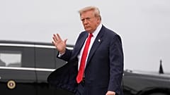 Il presidente Donald Trump saluta all'arrivo con l'Air Force One, sabato 10 ottobre 2026, a Fort Campbell, Kentucky.