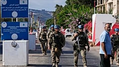 Soldati finlandesi della missione UNIFIL a un posto di blocco nella cittadina di Mansouri, nel Libano meridionale, 4 settembre 2026.