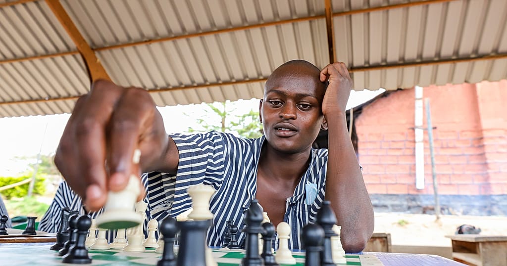 Kenya : à Kibera, des enfants jouent aux échecs grâce à un projet communautaire