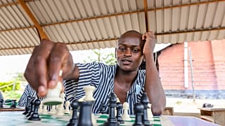 Kenya : à Kibera, des enfants jouent aux échecs grâce à un projet communautaire