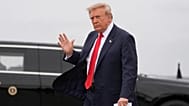 ABD Başkanı Donald Trump, Tennessee'ye yapacağı ziyaret için uçağına gidiyor, 10 Ekim 2026.