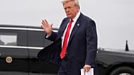 ABD Başkanı Donald Trump, Tennessee'ye yapacağı ziyaret için uçağına gidiyor, 10 Ekim 2026.