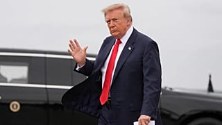 ABD Başkanı Donald Trump, Tennessee'ye yapacağı ziyaret için uçağına gidiyor, 10 Ekim 2026.