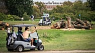 Golfçüler, Washington'daki East Potomac Golf Links'te, Ulusal Park Servisi tarafından yakın zamanda kesilen ağaçların yanından geçiyor, 10 Ekim 2026.