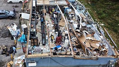 Des habitants récupèrent le contenu de leur supérette détruite après le passage de l'ouragan Isaias, à Milton, Floride, samedi 10 octobre 2026.