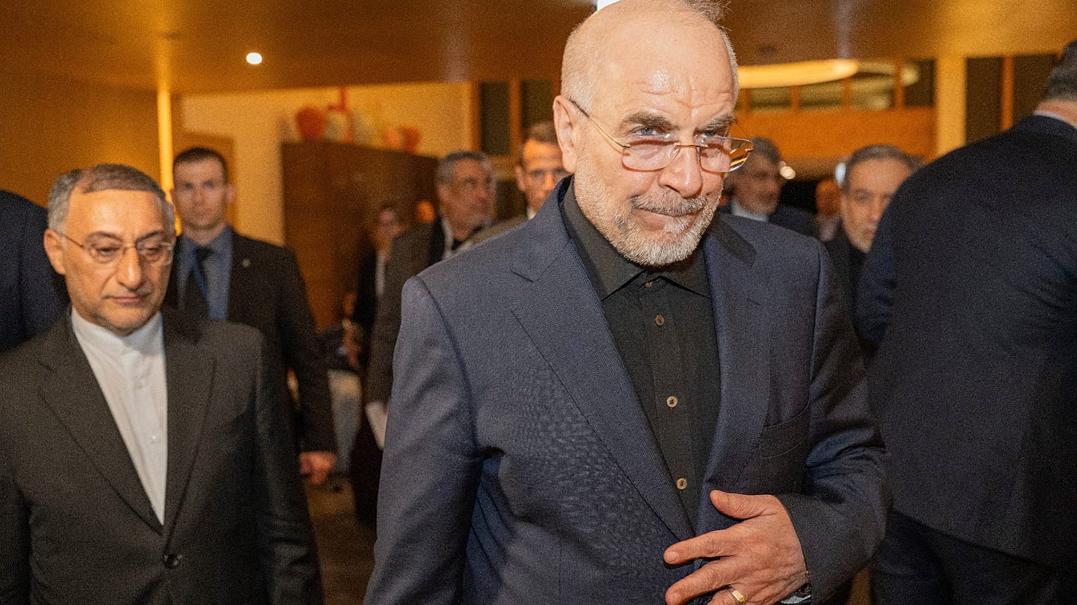 يصل رئيس البرلمان الإسلامي الإيراني محمد باقر غالباف، في الوسط، إلى منتجع بورغنستوك في أوبورغن، بالقرب من لوسيرن، سويسرا، في وقت مبكر من يوم الأحد 21 يونيو 2026. 